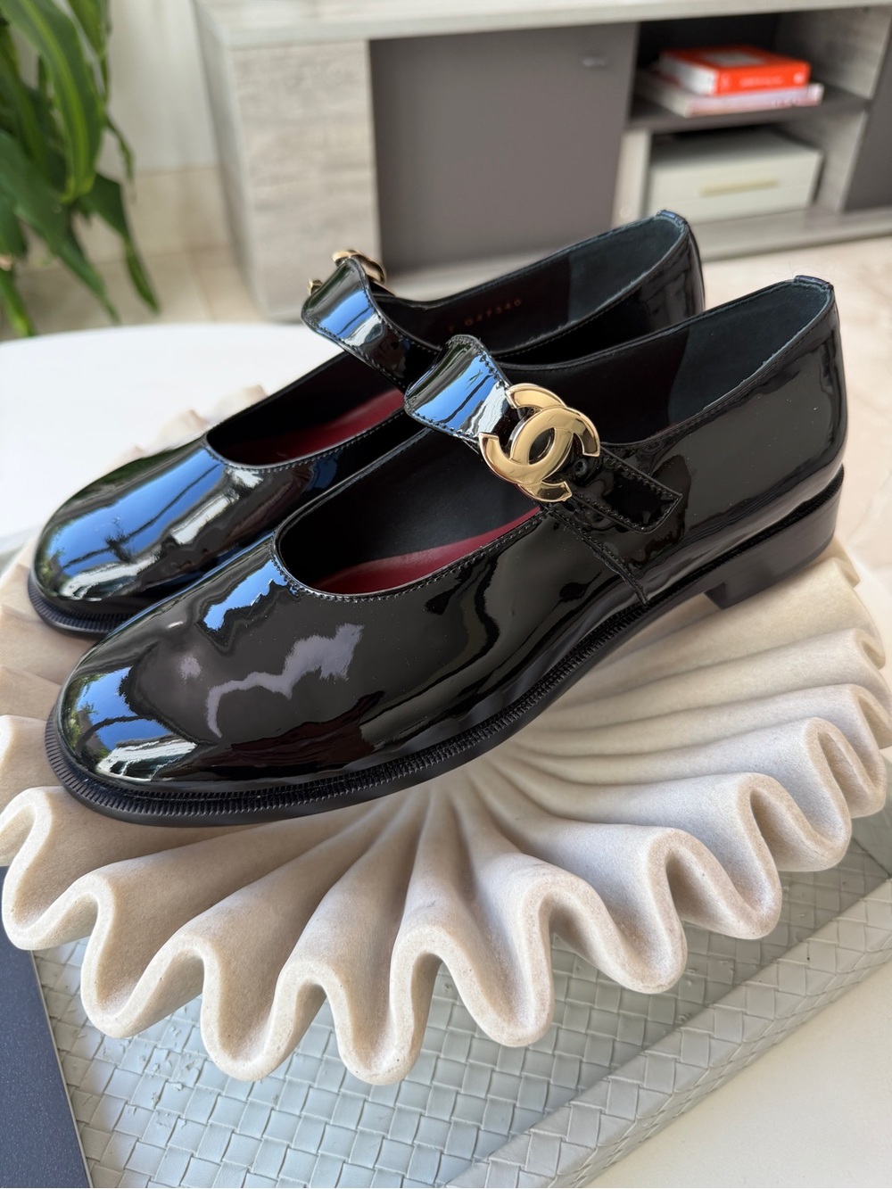 CHANEL 26B BLACK PATENT LEATHER MARYJANES GOLD CC LOGO ADJUSTABLE LOCK FLATS 38C